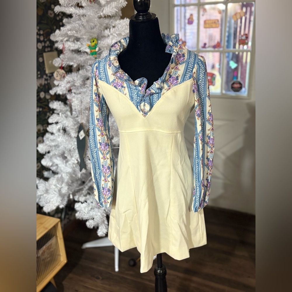Vintage 1970s Patricia Fair Floral Ruffle Collar Dress